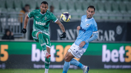 Ивелин Попов (вдясно) вкара първия гол за Арда в Разград.