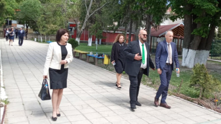 Министър Вълчев и директорът на СУ 