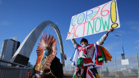 Природозащитници протестират в Глазгоу край мястото, където се провежда Конференцията на ООН за климатичните промени.