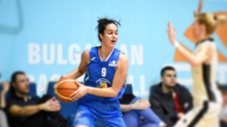 Баскетболистките на Монтана (в синьо) победиха категорично в Пловдив.