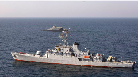 Корветата Bayandor (отпред) на ВМС на Иран по време на учение в Оманския залив, архив, март 2023 г.