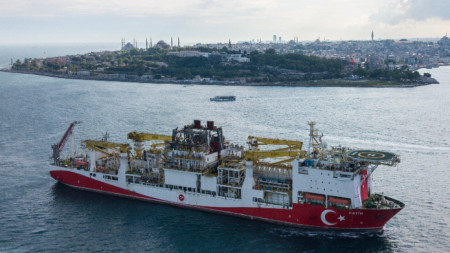Турският сондажен кораб 