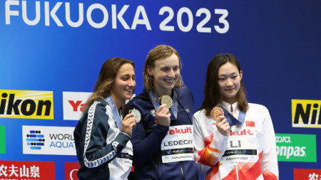 Кейти Ледецки (в средата) спечели за пети път златото на 1500 м на СП.
