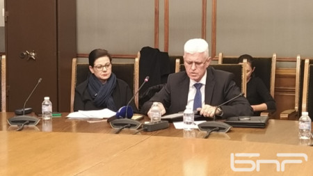 Министърът на отбраната Димитър Стоянов говори пред ресорната парламентарна комисия.