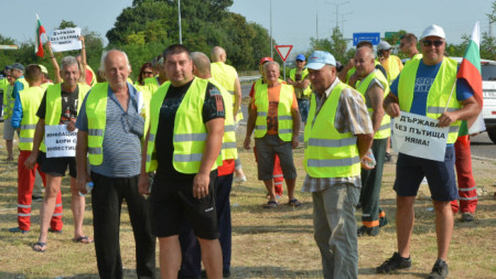 Работещи в пътностроителни фирми протестират втори ден край Хасково