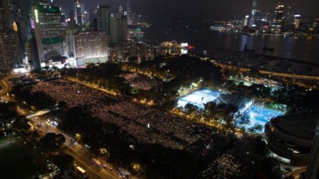 Десетки хиляди се включиха в Хонконг, Китай, в бдението за отбелязване на 30-ата годишнина от смазването на протестите на площад „Тянанмън“ в Пекин. Хонконг и Макао са единствени места в Китай, където подобни бдения са позволени.
