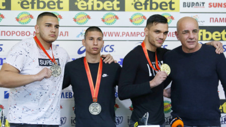 Бояджиев с медалистите (отляво-надясно): Борисов, Кирилов и Чолов.
