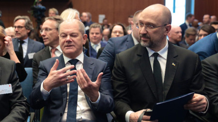 Канцлерът на Германия Олаф Шолц (вляво) и министър-председателят на Украйна Денис Шмихал по време на конференцията - Берлин, 24 октомври 2022