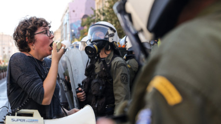 По време на демонстрацията в Атина на 20 октомври, когато студентите отново протестираха срещу новия закон за сигурността на университетите, който позволява полицейско присъствие в кампусите.