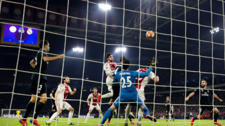 Моментът, в който Талияфико вкара във вратата на Куртоа, но голът беше отменен след преглед на видеозапис.