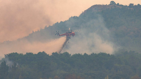 Хеликоптер помага за гасене на пожара в националния парк 