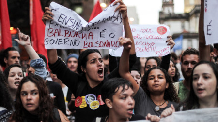 Стотици хиляди преподаватели и студенти излязоха по улиците на големите градове в Бразилия.