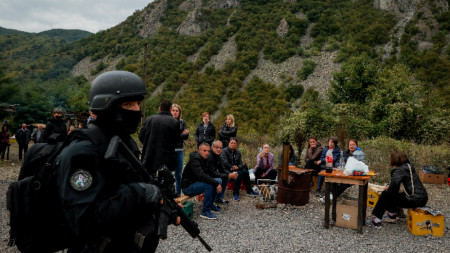 Косовски полицай охранява граничния пункт със Сърбия 