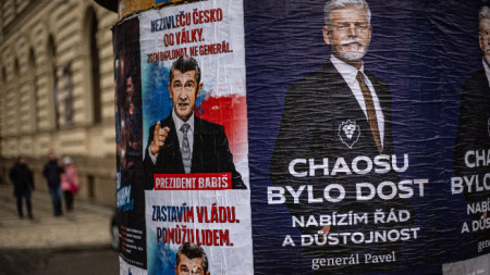 Плакати на Андрей Бабиш (вляво) и Петър Павел в Прага