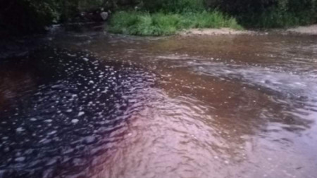 Експертите са установили, че  водите на реките са черни