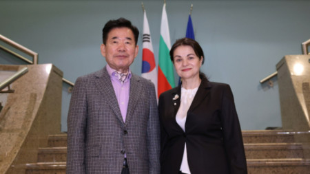 Kim Jin-pyo (L) and Bulgarian National Assembly Deputy Chair Rositsa Kirova (R)