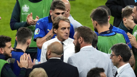 Роберто Манчини дава последни указания на футболистите на Италия преди изпълненията на дузпи слещу Испания