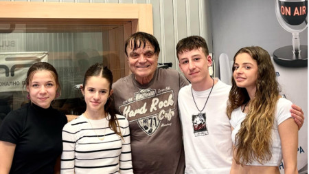 Габриела, Луиза, Пейо Пеев, Деян и София
