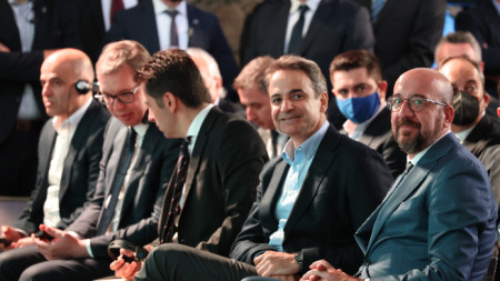 Освен Петков и Мицотакис на събитието присъстват председателят на Евросъвета Шарл Мишел (вляво) и сръбският президент Александър Вучич.