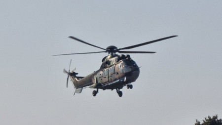 Военен хеликоптер от 24-та авиобаза Крумово се включи в спасителната операция.