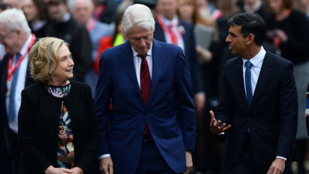 Отляво надясно Хилари Клинтън, Бил Клинтън и премиерът на Великобритания Риши Сунак - Белфаст, Северна Ирландия, 19 април 2023