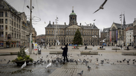 Площад „Дам“ в центъра на Амстердам