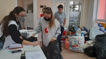 Пловдивчани даряват за украинските бежанци в РЦ на БЧК