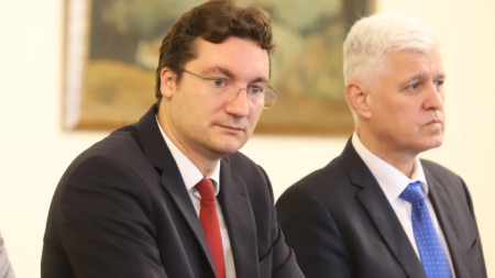 Служебните министри Крум Зарков (вляво) и Димитър Стоянов в МС.