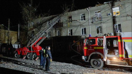 Спасители работят на мястото на нощна атака с дрон срещу жилищна сграда в Харков, 4 април 2024 г.