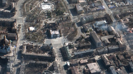 Снимка от сателит, разпространена от компания „Максар“, показва поражения в Мариупол в района на драматичния театър, 19 март 2022 г.