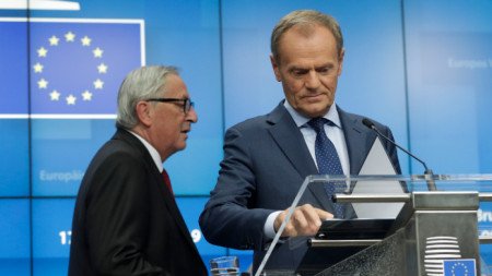 Жан-Клод Юнкер (вляво) и Доналд Туск по време на пресконференция в Брюксел за споразумението със Великобритания