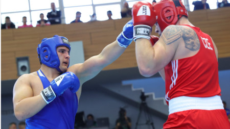 Кирил Борисов (вдясно) ще боксира отново днес.