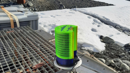 Метеорологичната станция AWG, работеща на Антарктика, захранвана с екологична батерия Oxymet.