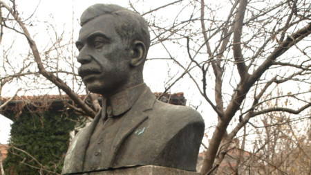 Паметник на Яворов в Чирпан