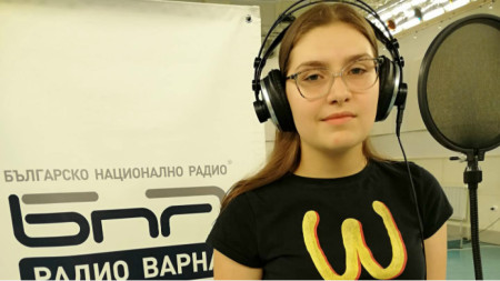 Симона Кунчева в звукозаписното студио на Радио Варна