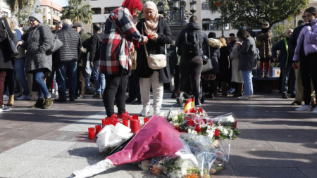 Хора палят свещи на мястото на атаката пред църква в Алхесирас, 26 януари 2023 г.