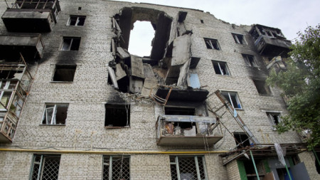 Последици от обстрел на сграда в Изюм