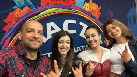 Селфи фотографът Роман Михайлов с чаровниците от триото