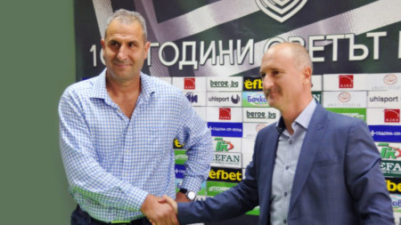 Херо се ръкува с изпълнителния директор на Берое Илко Русев.