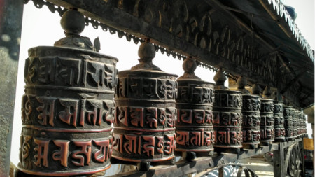 В Непал смятат, че с въртене на религиозни барабани и повтаряне на мантри всяко желание е изпълнимо.