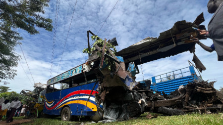 Единият от двата автобуса, които са се сблъскали челно на пътя.