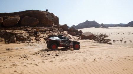 Многократният шампион Петерханзел кара из пустинята.