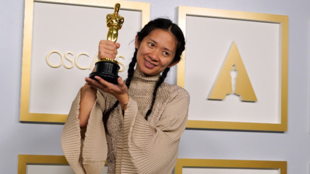 Родената в Пекин Клоуи Чжао  получи „Оскар” за най-добър режисьор за „Земя на номади“, който бе обявен и за най-добър филм.