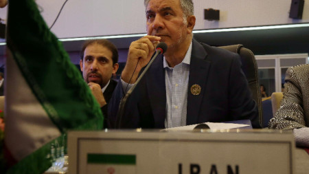 Пазарът на петрол реагира на американските санкции срещу Иран. На снимката: представителят на Иран на срещата на енергийните министри от групата ОПЕК плюс в Алжир.
