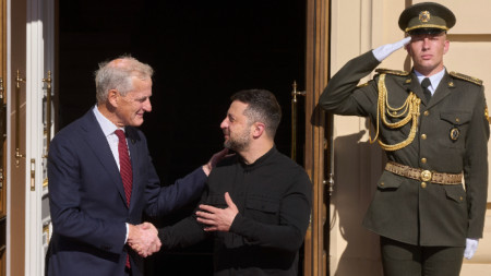 Украинският президент се здрависва с норвежкия премиер Йонас Гар Стьоре.