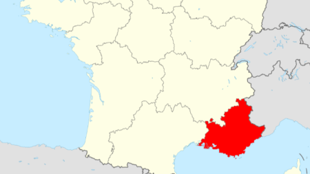 Прованс-Алпи-Лазурен бряг граничи на изток с Италия, а на юг със Средиземно море