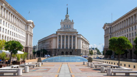 Ларгото и сградата на Народното събрание