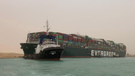 Опит за изтегляне на голям кораб-контейнеровоз, който заседна в Суецкия канал