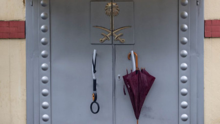 Детектор за метали и чадър висят на врата на саудитското консулство в Инстанбул. Турски представители твърдят, че журналистът Джамал Хашоги е влязъл там на 2 октомври и не е излязъл.