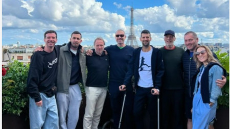 Джокович след операцията в Париж.